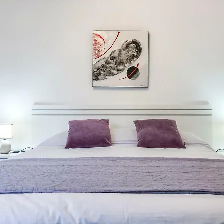 Luminoso Piso + Balcón En Apartamento *